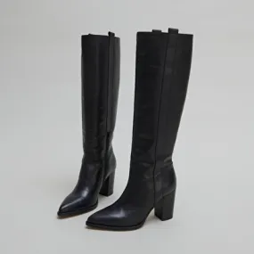 Boots with high heels and pointed toes in black leather