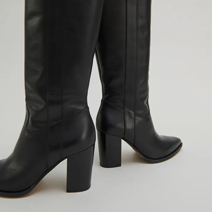 Boots with high heels and pointed toes in black leather