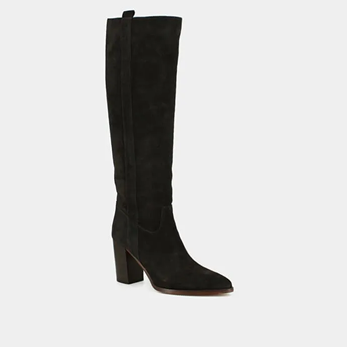 Boots with high heels and pointed toes in dark brown suede